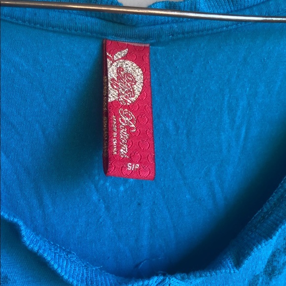 Apple bottom blue cutout shoulder scoop shirt - Picture 3 of 4